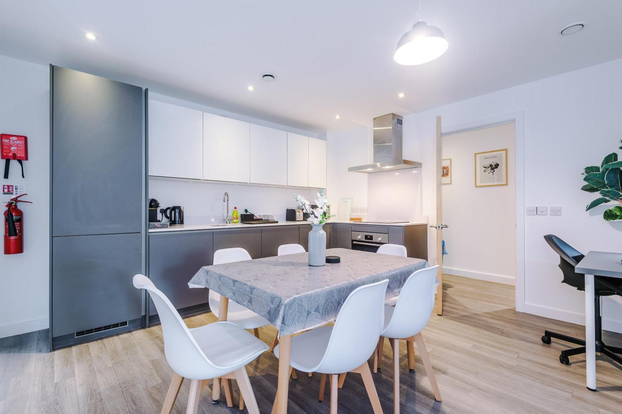 Hilltop Serviced Apartments- Northern Quarter Манчестър Екстериор снимка